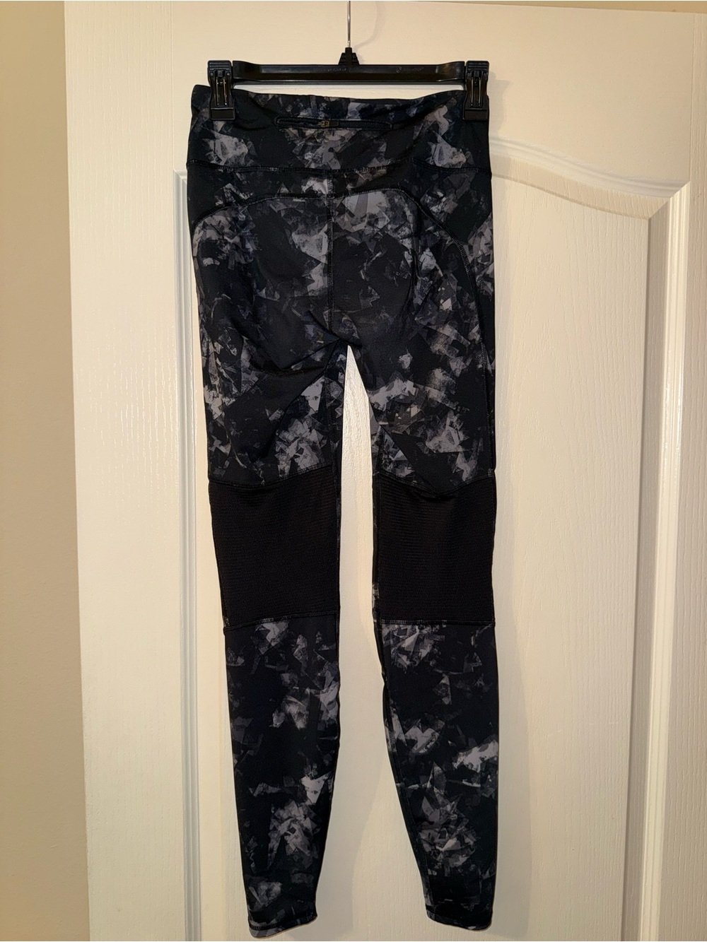 Old Navy Black & Gray Marble-Print Leggings, Mesh behind knees